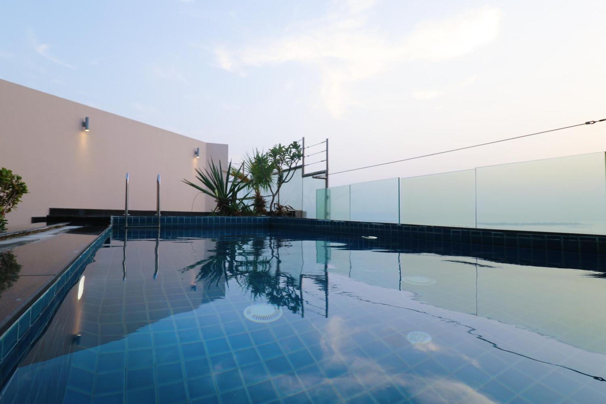 Lagoona Beach Luxury Resort And Spa Μανάμα Εξωτερικό φωτογραφία Rooftop pool at the hotel