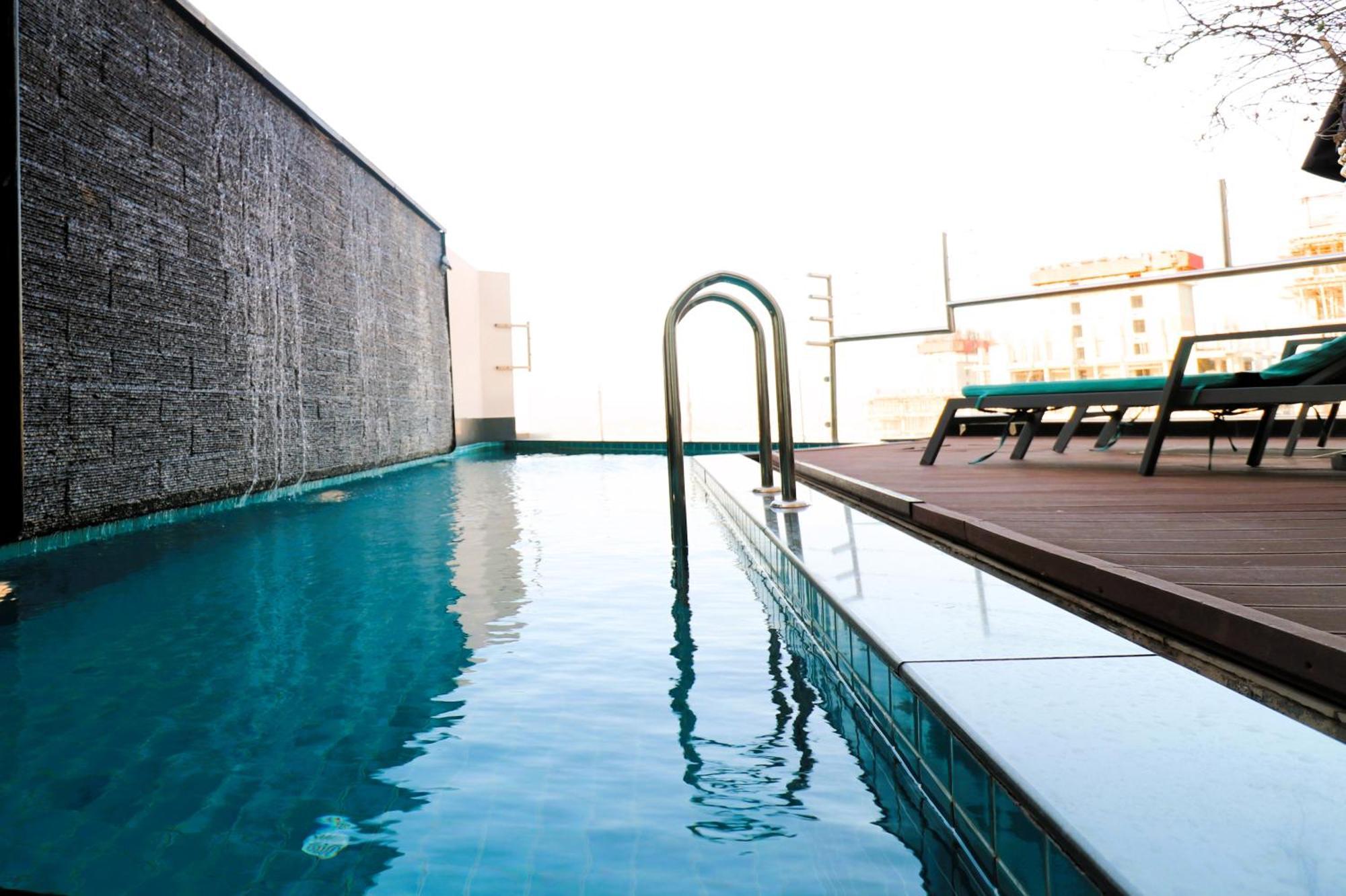 Lagoona Beach Luxury Resort And Spa Μανάμα Εξωτερικό φωτογραφία The rooftop pool at the hotel